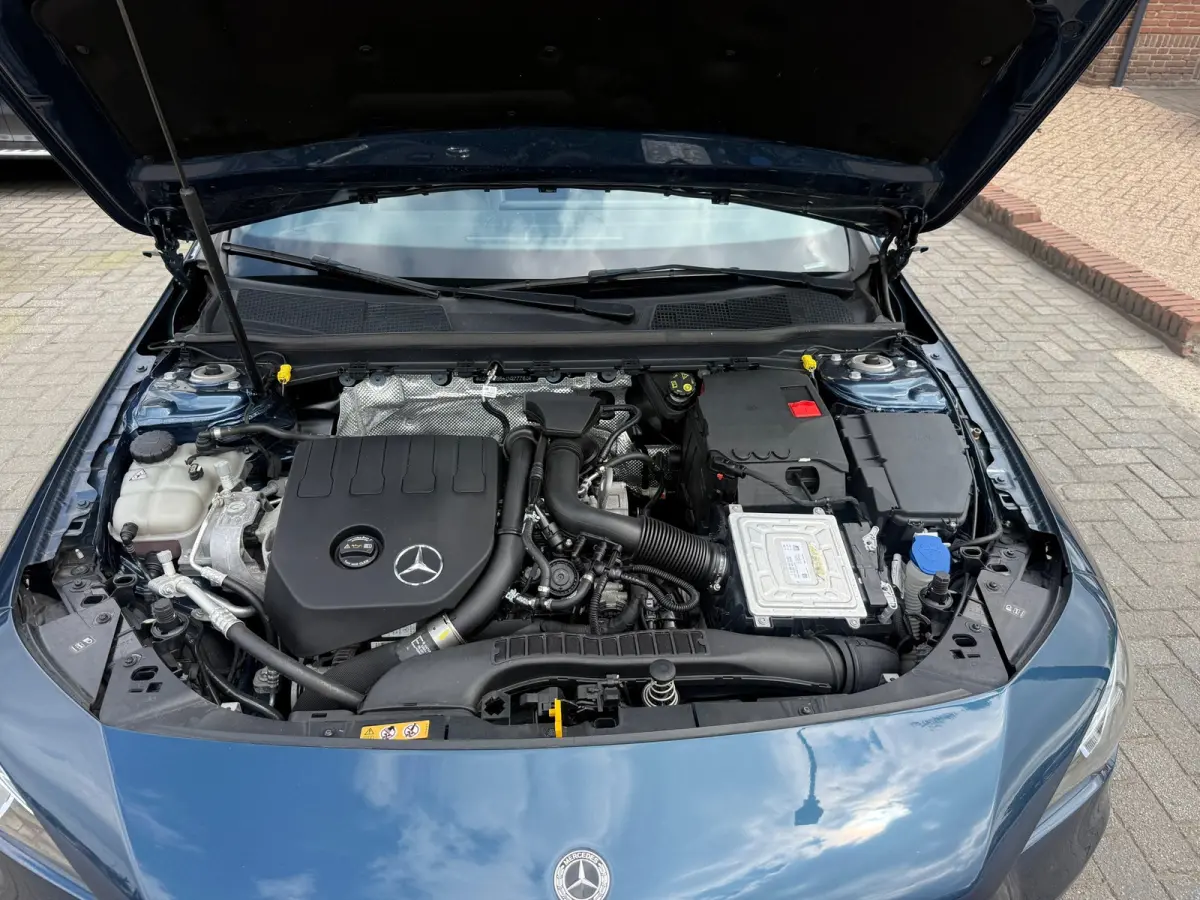 180 Business Solution AMG,NL-auto,Panoramadak,Ambient,Stoelverwarming,Navigatie