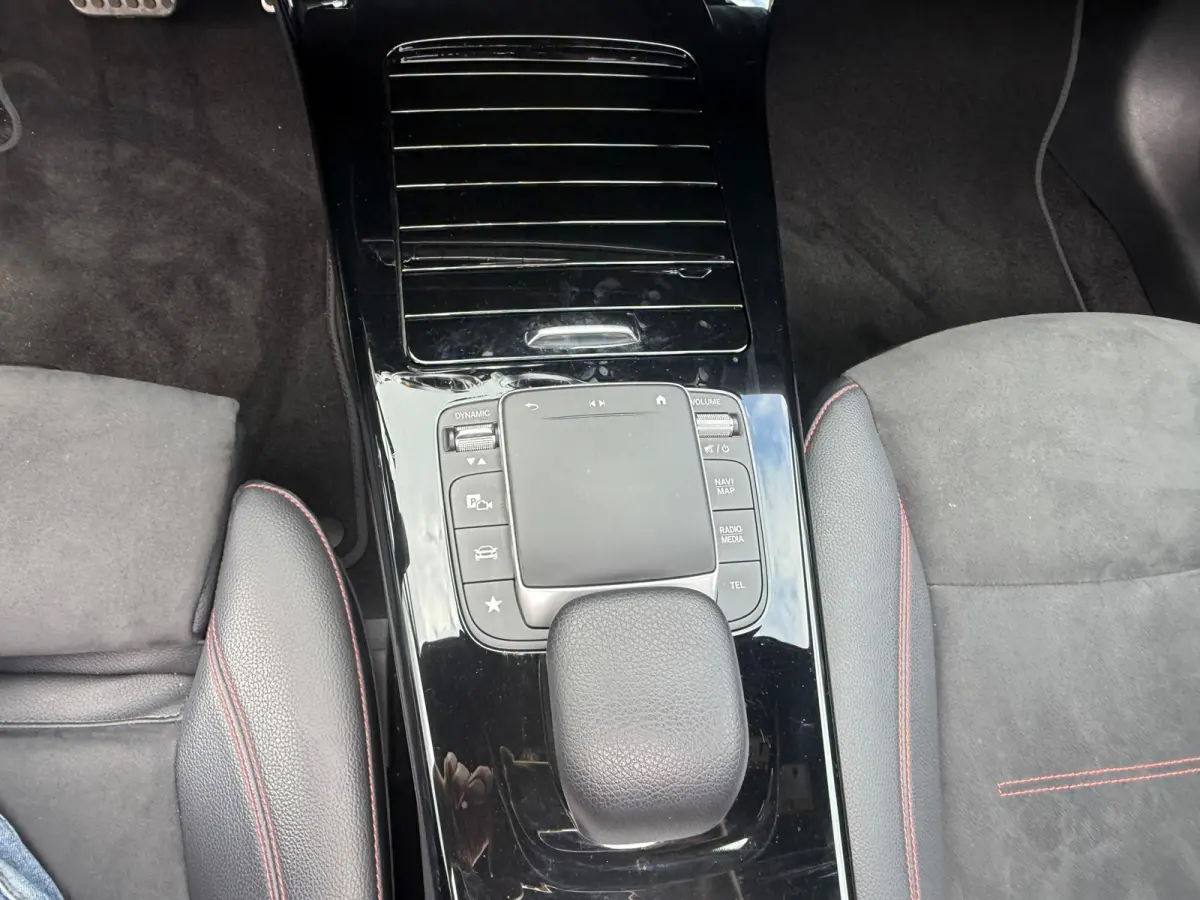 180 Business Solution AMG,NL-auto,Panoramadak,Ambient,Stoelverwarming,Navigatie