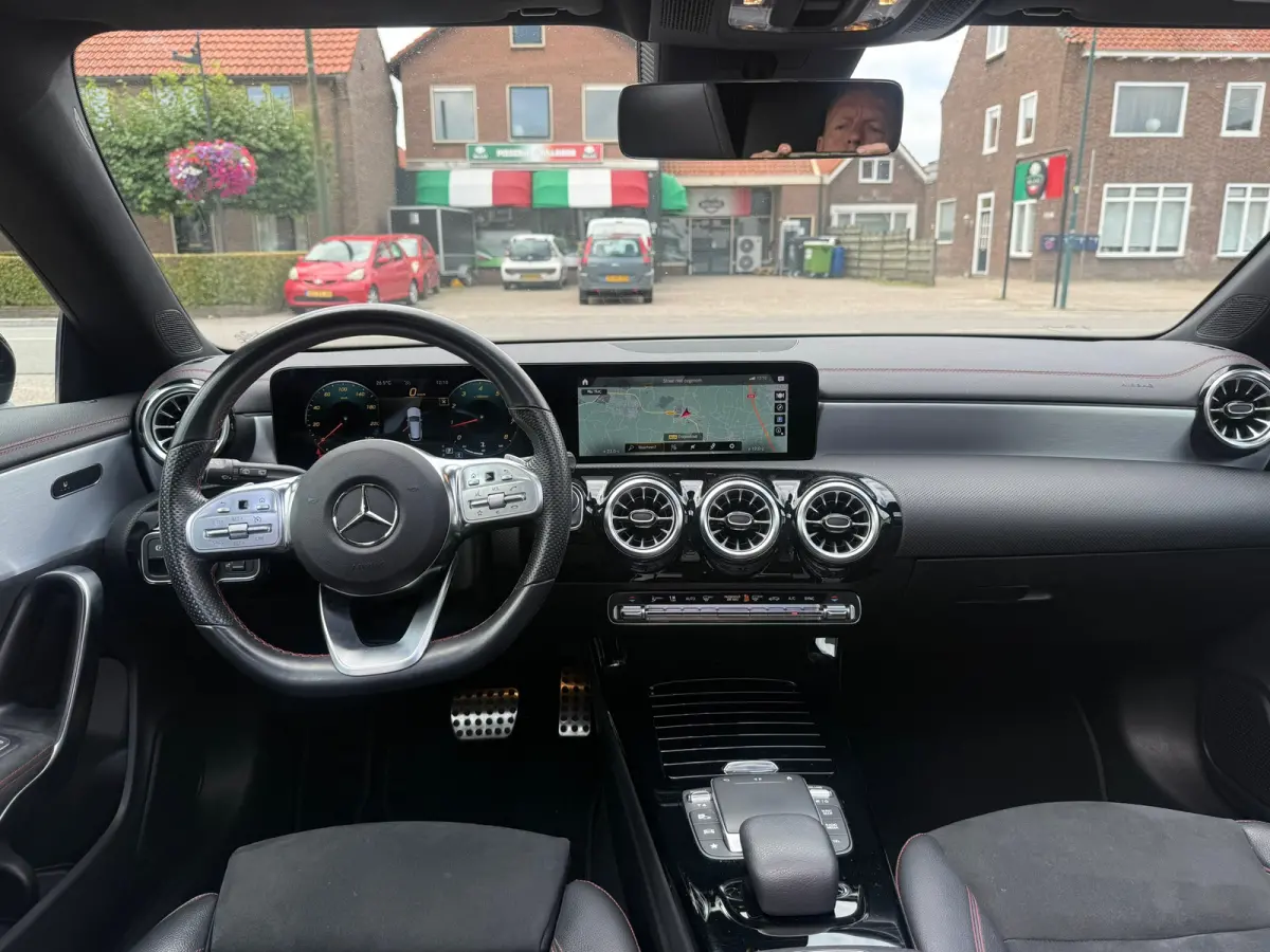 180 Business Solution AMG,NL-auto,Panoramadak,Ambient,Stoelverwarming,Navigatie