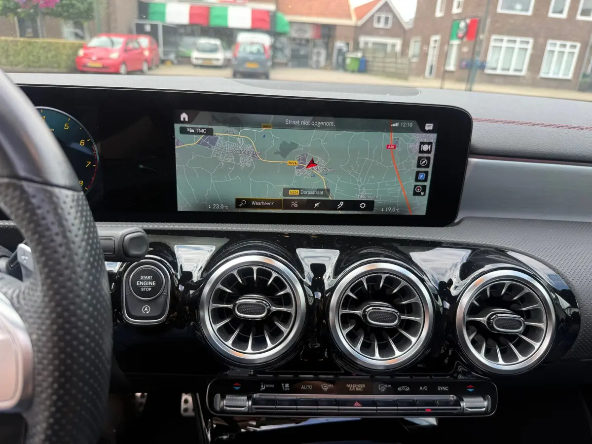 180 Business Solution AMG,NL-auto,Panoramadak,Ambient,Stoelverwarming,Navigatie