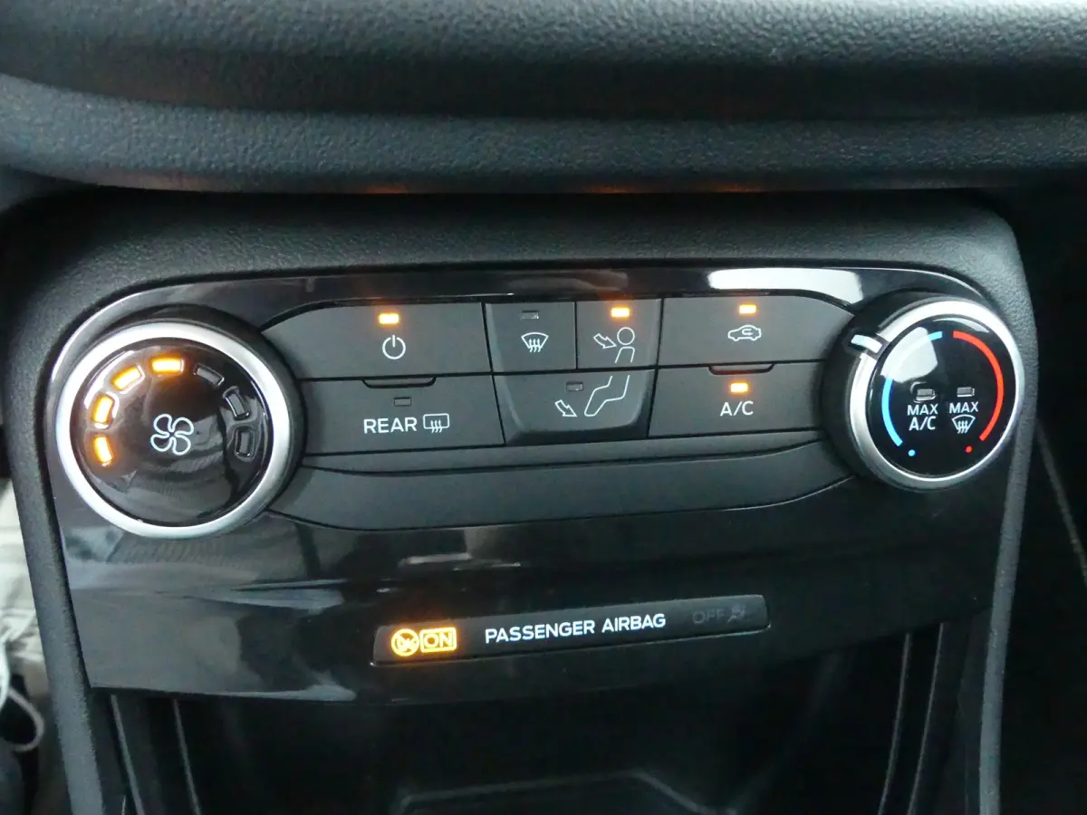 1.0 EcoBoost Titanium | CAMERA | PARKEERSENSOREN V+A | CRUISE | APPLE CARPLAY / ANDROID AUTO | NAVI | LMV 17" | LED |