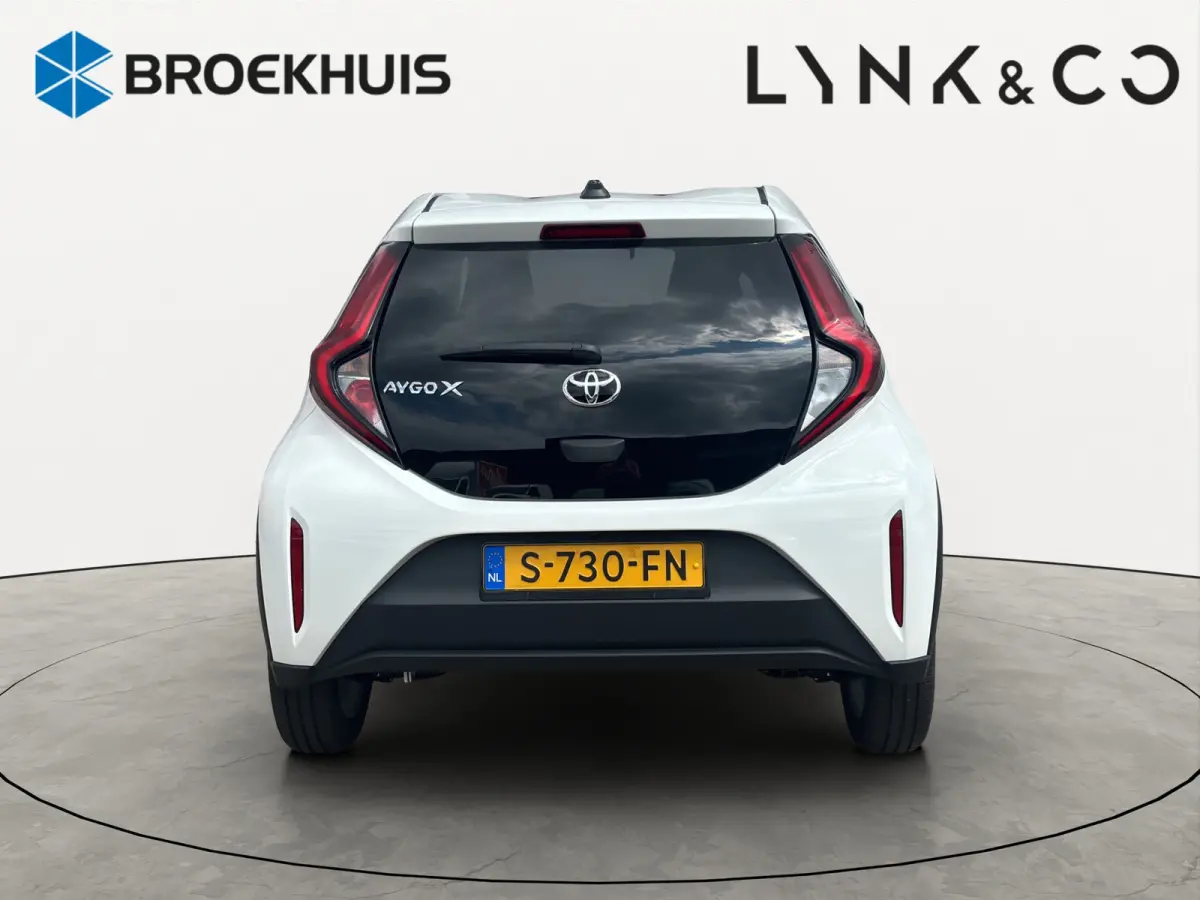 1.0 VVT-i S-CVT first | Achteruitrijcamera | Cruise control | Apple Carplay/Android Auto |