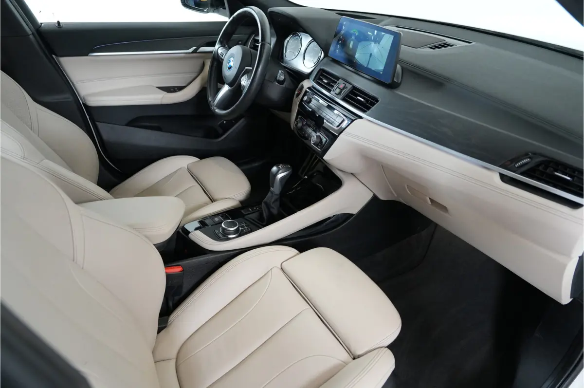 xDrive25e High Executive 220 pk PHEV | M-Sport | Trekhaak | Soh 94% | HUD | Adaptive Cruise | Camera | Stl. verw. |