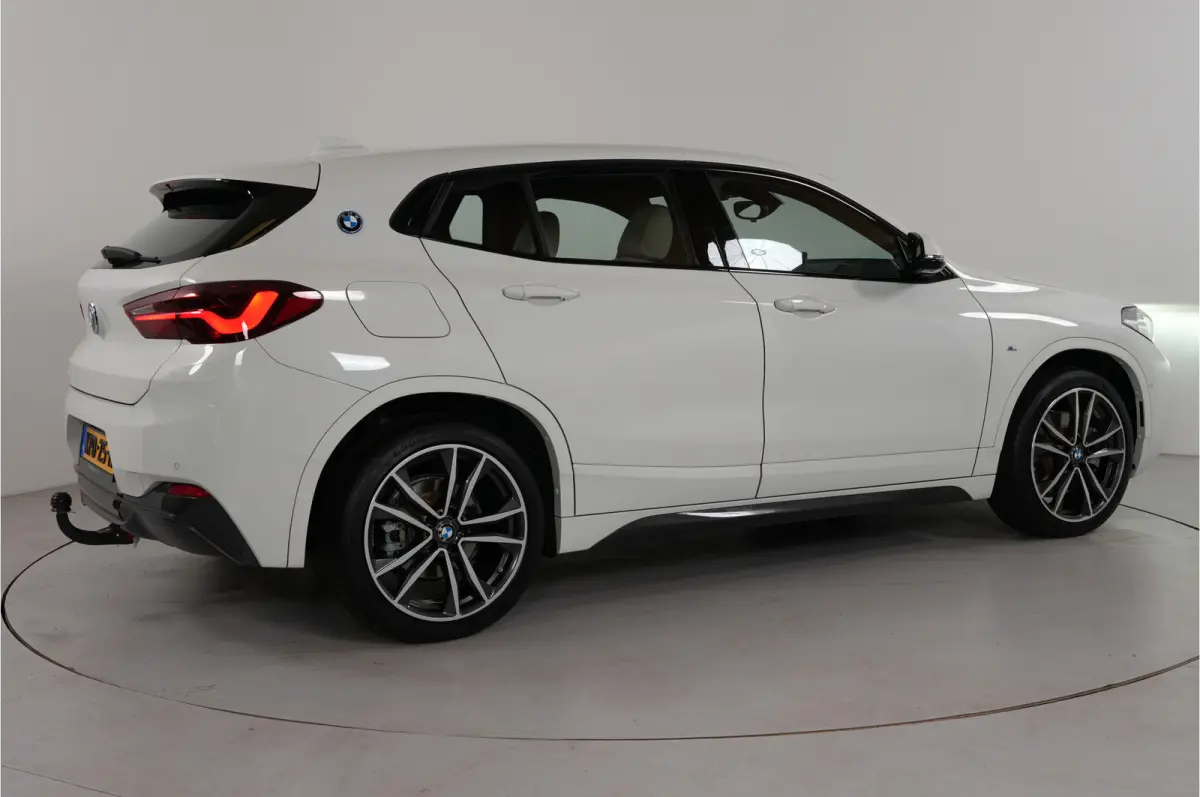 xDrive25e High Executive 220 pk PHEV | M-Sport | Trekhaak | Soh 94% | HUD | Adaptive Cruise | Camera | Stl. verw. |