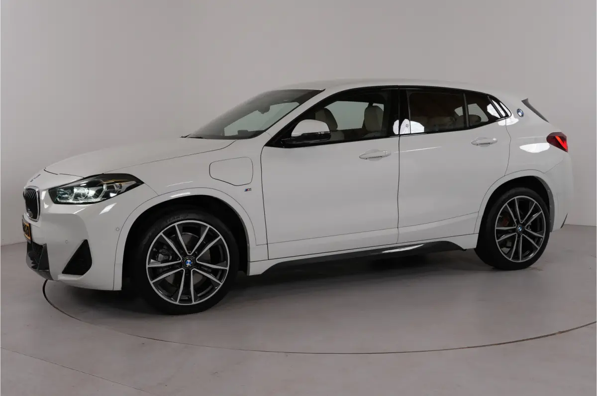 xDrive25e High Executive 220 pk PHEV | M-Sport | Trekhaak | Soh 94% | HUD | Adaptive Cruise | Camera | Stl. verw. |