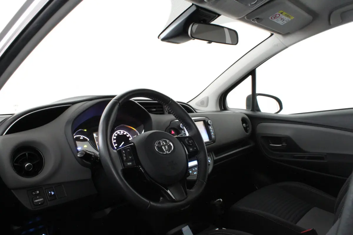 1.5 Hybrid Design > Automaat/Navi/Cruise/All season banden/Goed onderhouden!