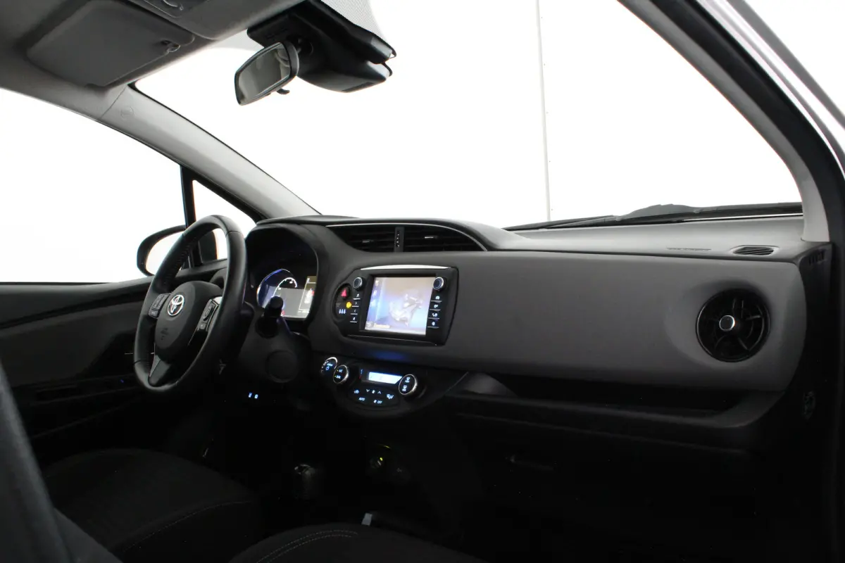 1.5 Hybrid Design > Automaat/Navi/Cruise/All season banden/Goed onderhouden!