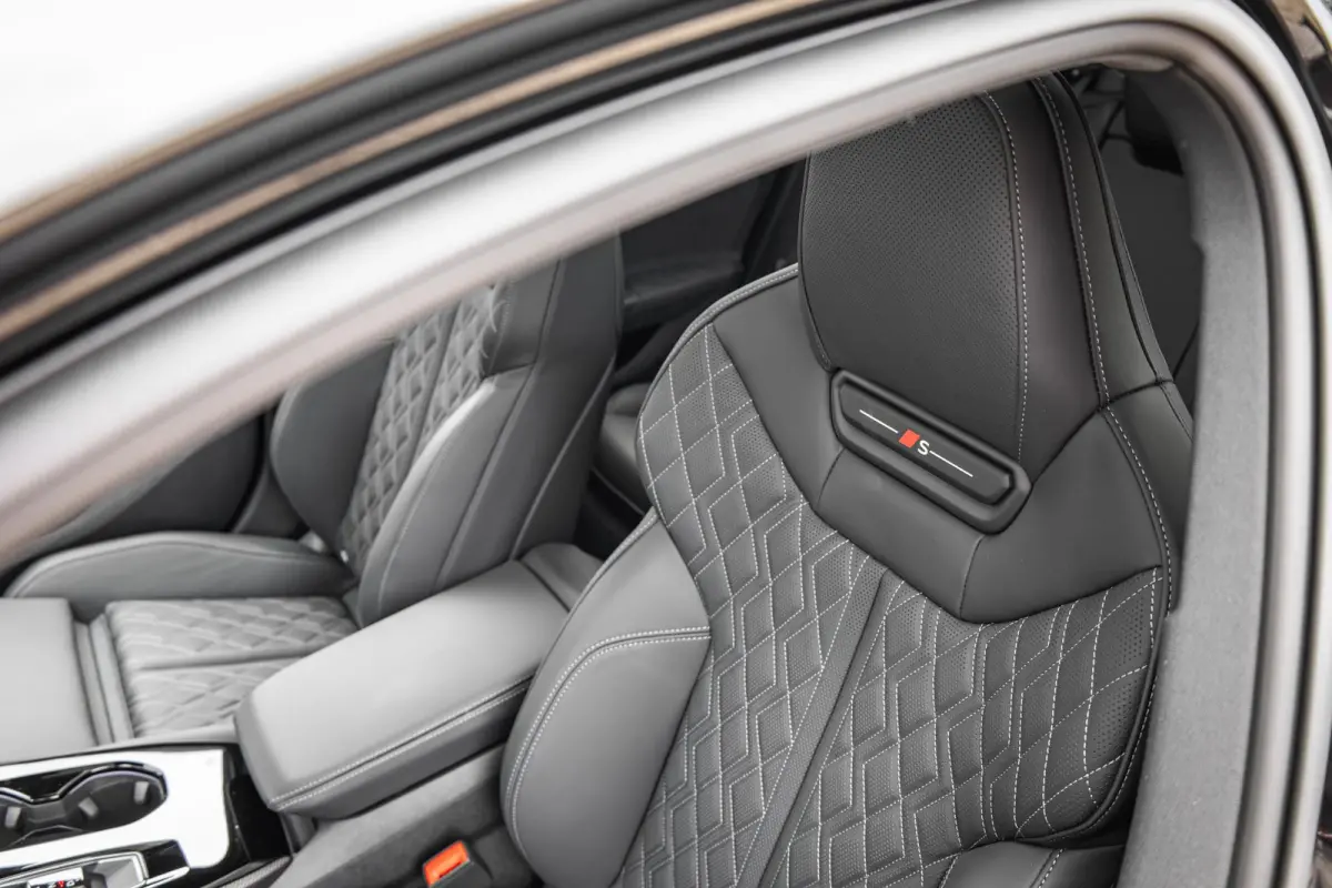 Avant 2.0 367pk quattro S edition Competition | 20" Velgen | S5 Uitlaat | Panoramadak | Trekhaak