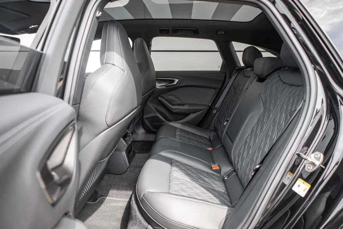 Avant 2.0 367pk quattro S edition Competition | 20" Velgen | S5 Uitlaat | Panoramadak | Trekhaak
