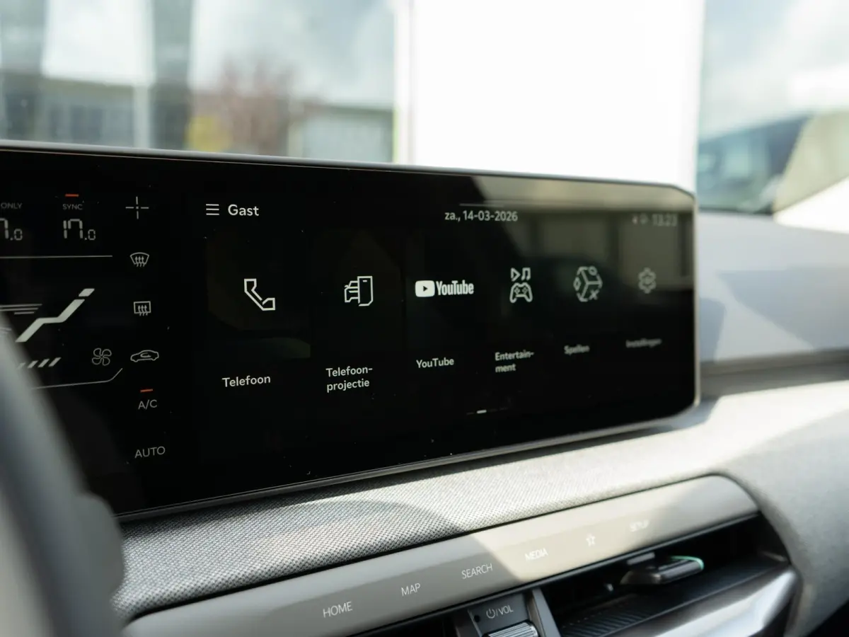 Plus Advanced 81.4 kWh | Navigatie | Stoel en stuurverwarming | Schuifkantel dak |