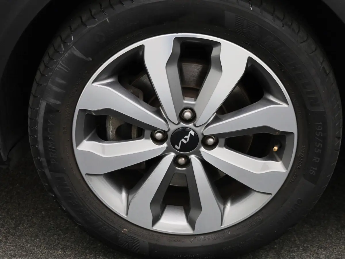1.0 T-GDi MHEV DynamicLine | Apple Car Play / Android Play | Bluetooth | Airco | PDC | Radio / DAB+ | Elektrische Ramen | 12 Maanden BOVAG Garantie |