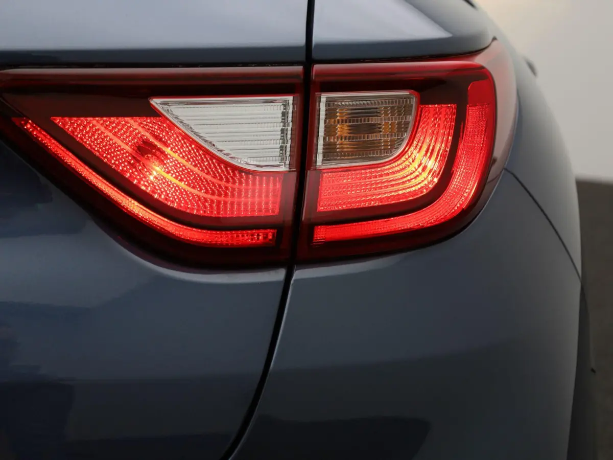 1.0 T-GDi MHEV DynamicLine | Apple Car Play / Android Play | Bluetooth | Airco | PDC | Radio / DAB+ | Elektrische Ramen | 12 Maanden BOVAG Garantie |