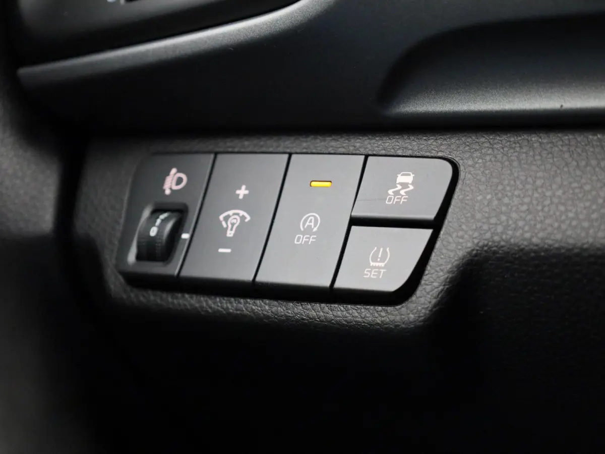 1.0 T-GDi MHEV DynamicLine | Apple Car Play / Android Play | Bluetooth | Airco | PDC | Radio / DAB+ | Elektrische Ramen | 12 Maanden BOVAG Garantie |