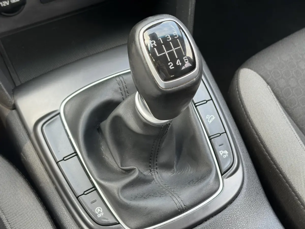 1.0T Essence 2e Eigenaar,Trekhaak,Camera,Carplay,Navi,Clima,Cruise,6 Bak,N.A.P,120pk,Lm velgen,Rijstrooksensor,Pdc,Apk tot 03-2027