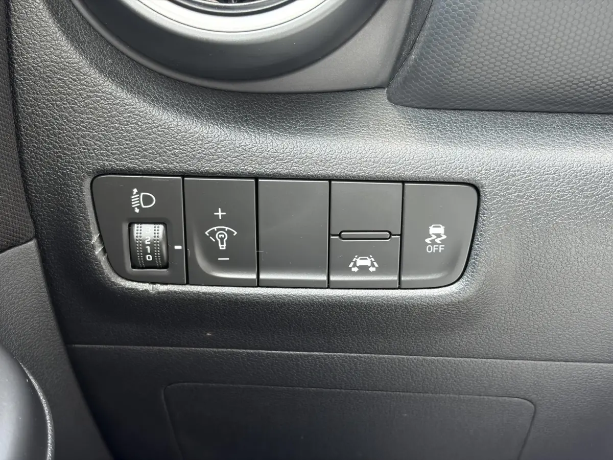 1.0T Essence 2e Eigenaar,Trekhaak,Camera,Carplay,Navi,Clima,Cruise,6 Bak,N.A.P,120pk,Lm velgen,Rijstrooksensor,Pdc,Apk tot 03-2027