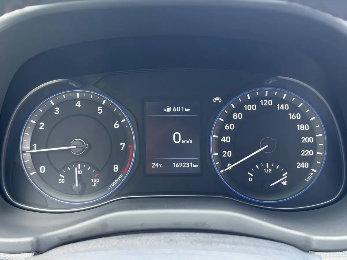 1.0T Essence 2e Eigenaar,Trekhaak,Camera,Carplay,Navi,Clima,Cruise,6 Bak,N.A.P,120pk,Lm velgen,Rijstrooksensor,Pdc,Apk tot 03-2027