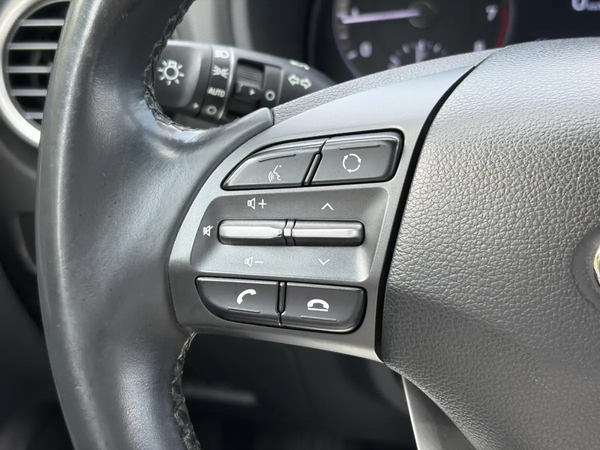 1.0T Essence 2e Eigenaar,Trekhaak,Camera,Carplay,Navi,Clima,Cruise,6 Bak,N.A.P,120pk,Lm velgen,Rijstrooksensor,Pdc,Apk tot 03-2027