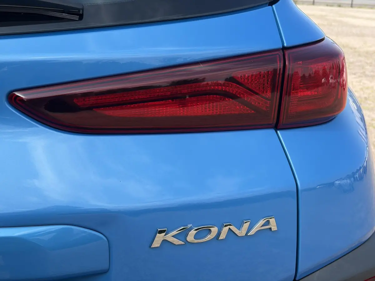 1.0T Essence 2e Eigenaar,Trekhaak,Camera,Carplay,Navi,Clima,Cruise,6 Bak,N.A.P,120pk,Lm velgen,Rijstrooksensor,Pdc,Apk tot 03-2027