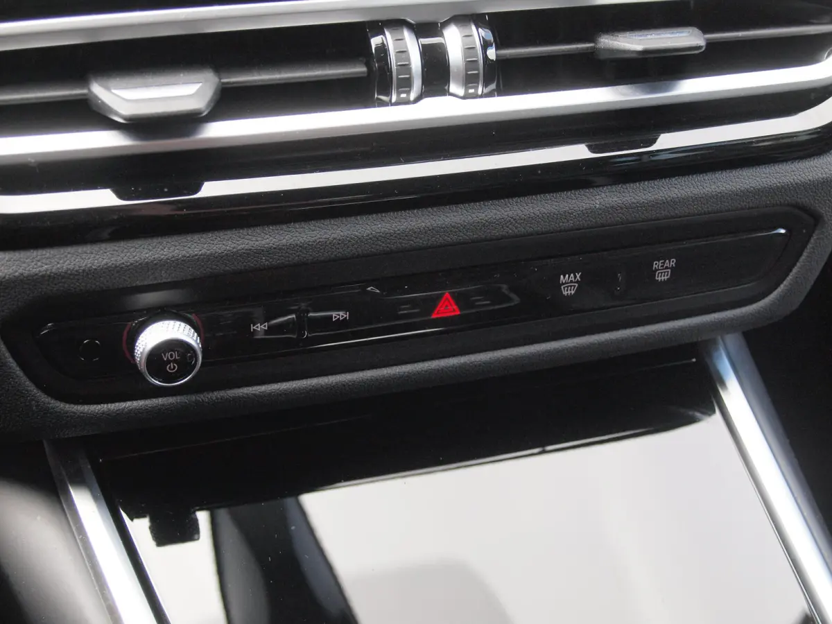 320e | Camera | Trekhaak | Sfeerverlichting | Stoelmemory | Cruise Control |