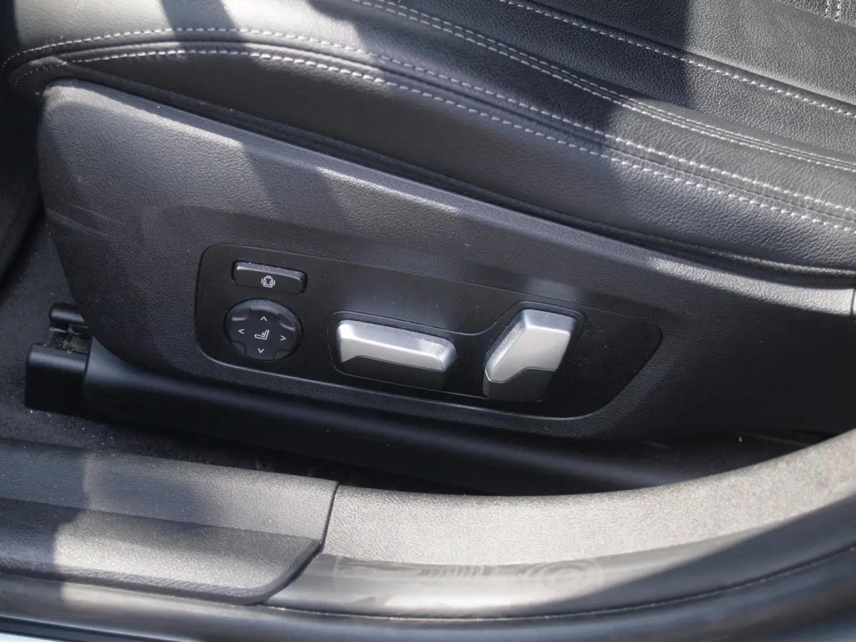320e | Camera | Trekhaak | Sfeerverlichting | Stoelmemory | Cruise Control |