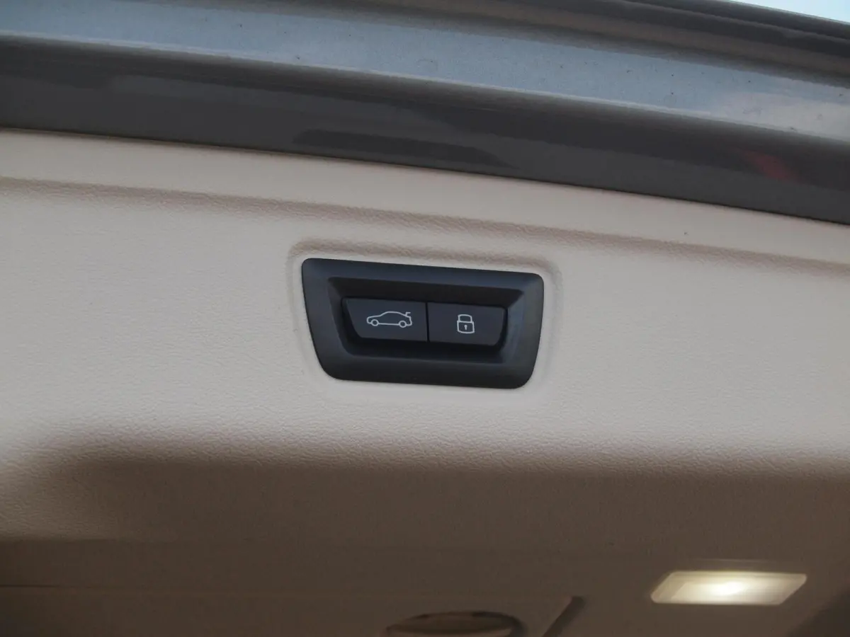 320e | Camera | Trekhaak | Sfeerverlichting | Stoelmemory | Cruise Control |
