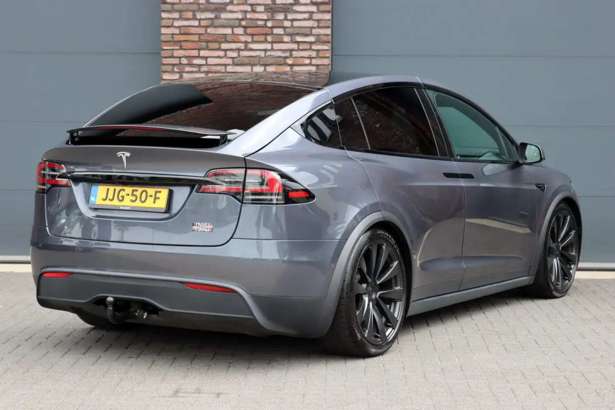 Plaid AWD 6p. 100kWh | 1020pk | 71.500,- ex BTW | Luchtvering | Autopilot | Carbon | Trekhaak | Stoelventilatie | Leder | Sterrenhemel | Display Achter | Verwarmd Stuurwiel |