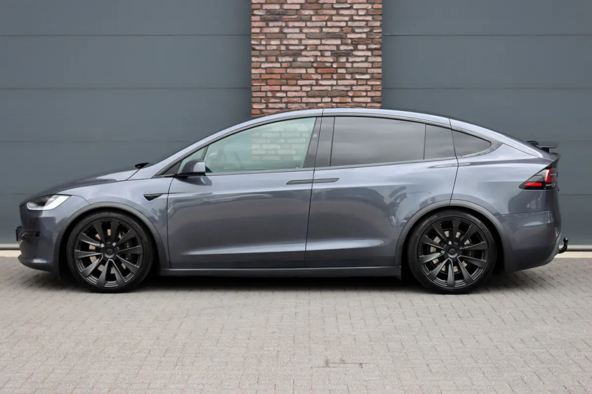 Plaid AWD 6p. 100kWh | 1020pk | 71.500,- ex BTW | Luchtvering | Autopilot | Carbon | Trekhaak | Stoelventilatie | Leder | Sterrenhemel | Display Achter | Verwarmd Stuurwiel |