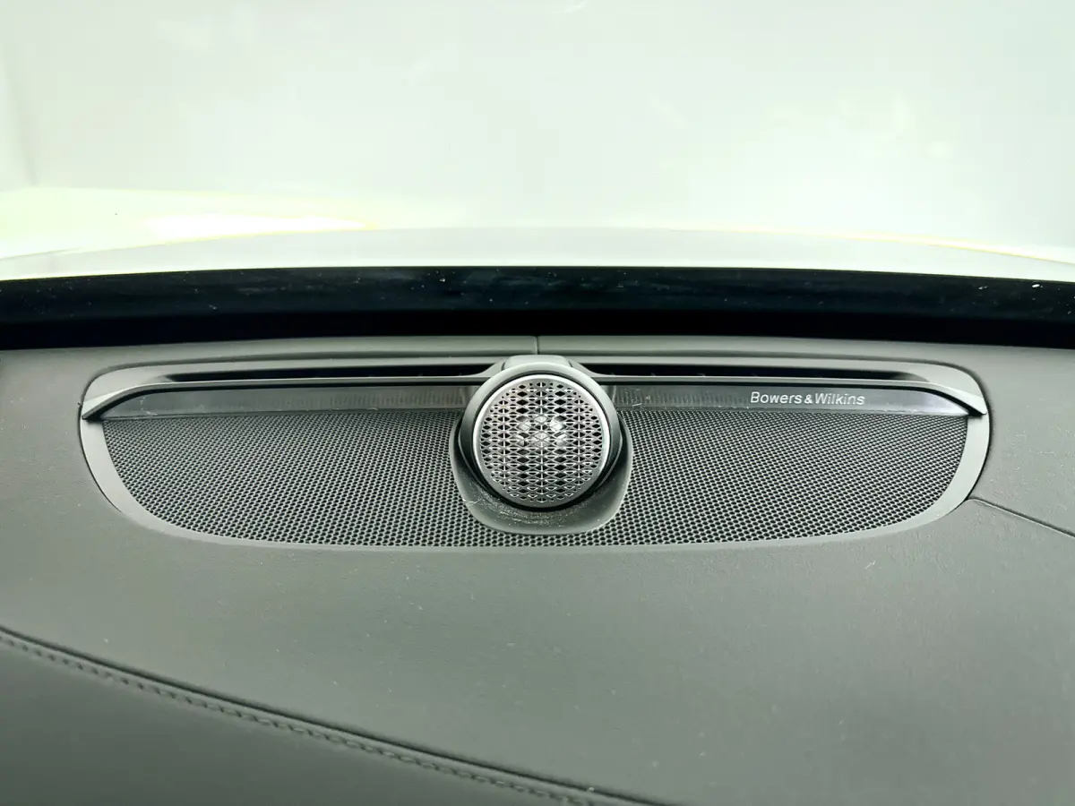 T8 Plug-in hybrid AWD Ultra Dark | Panoramadak | 360º camera | Luchtvering | Head- Up display | Bowers & Wilkins | Stoelventilatie | Trekhaak