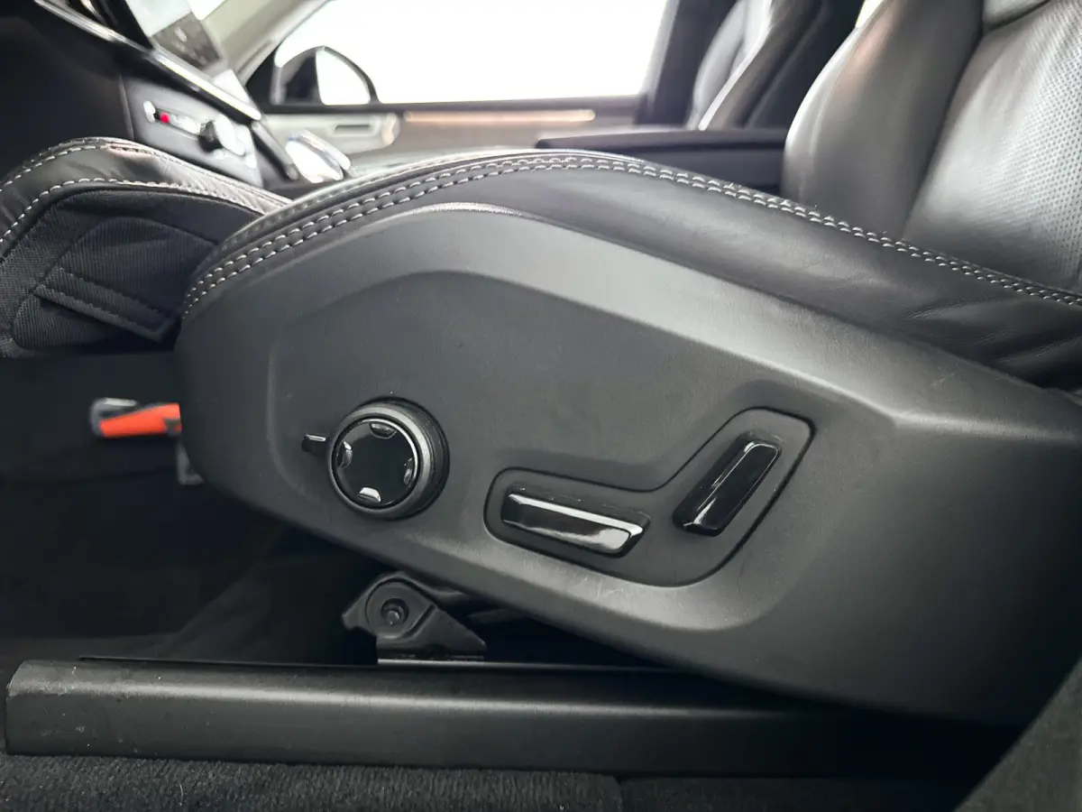 T8 Plug-in hybrid AWD Ultra Dark | Panoramadak | 360º camera | Luchtvering | Head- Up display | Bowers & Wilkins | Stoelventilatie | Trekhaak