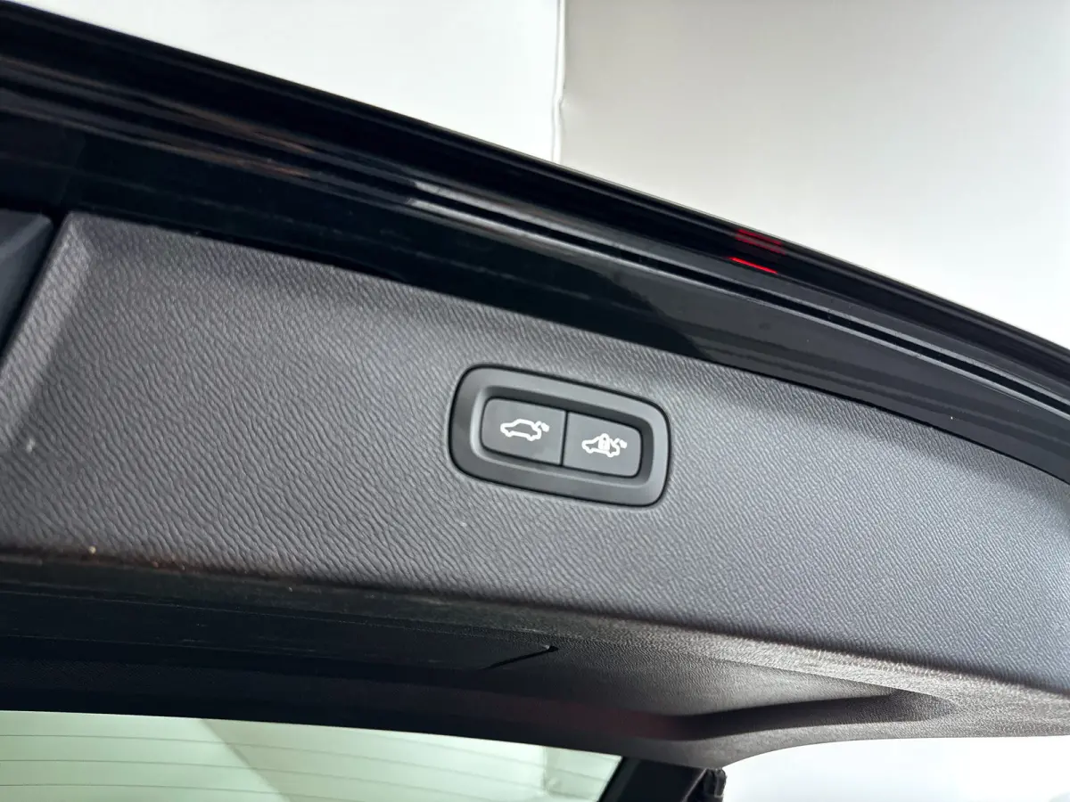T8 Plug-in hybrid AWD Ultra Dark | Panoramadak | 360º camera | Luchtvering | Head- Up display | Bowers & Wilkins | Stoelventilatie | Trekhaak