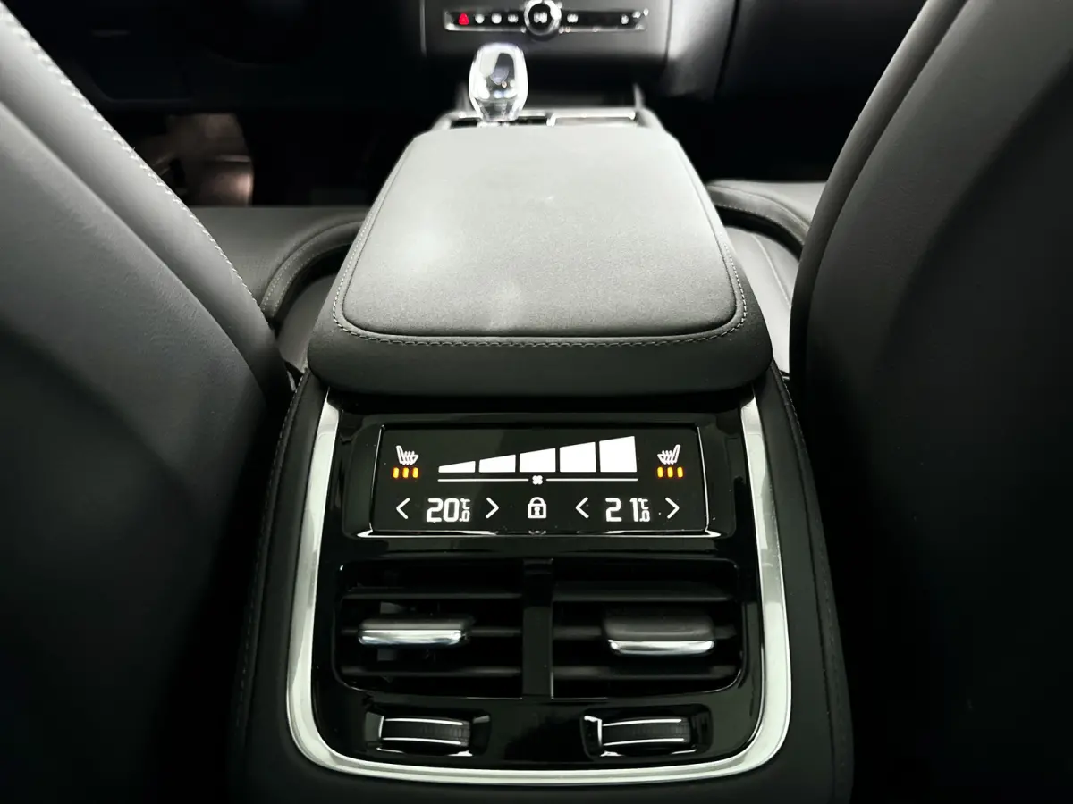 T8 Plug-in hybrid AWD Ultra Dark | Panoramadak | 360º camera | Luchtvering | Head- Up display | Bowers & Wilkins | Stoelventilatie | Trekhaak