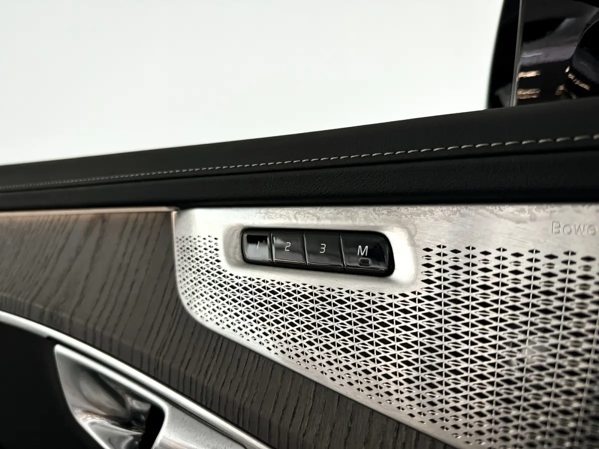 T8 Plug-in hybrid AWD Ultra Dark | Panoramadak | 360º camera | Luchtvering | Head- Up display | Bowers & Wilkins | Stoelventilatie | Trekhaak