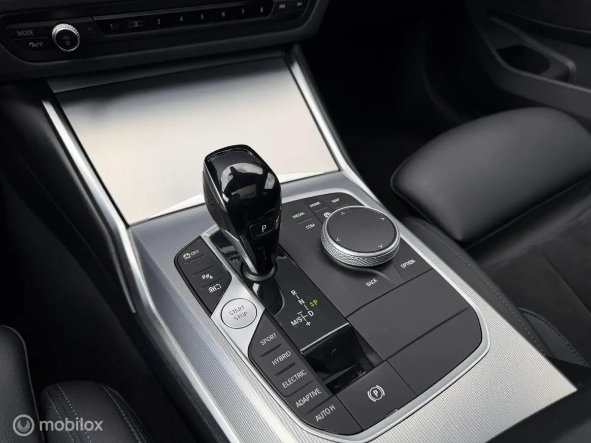 330e Touring xDrive M-pakket/Laser/Pano/Trekhaak/ACC/19 inch