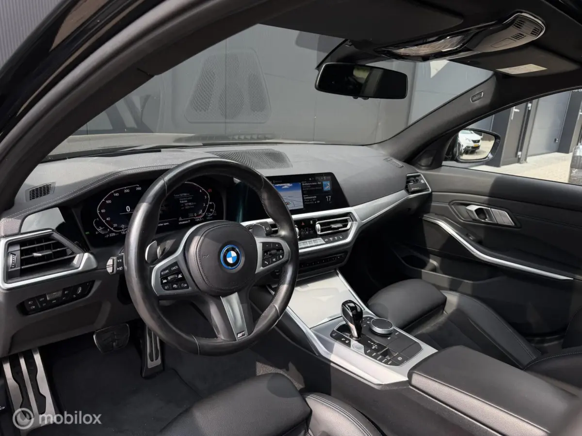 330e Touring xDrive M-pakket/Laser/Pano/Trekhaak/ACC/19 inch