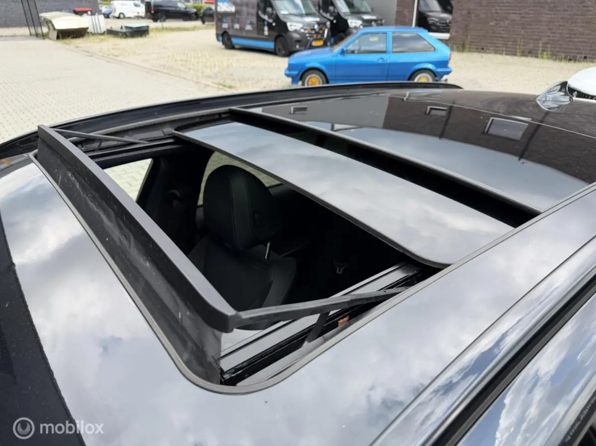 330e Touring xDrive M-pakket/Laser/Pano/Trekhaak/ACC/19 inch