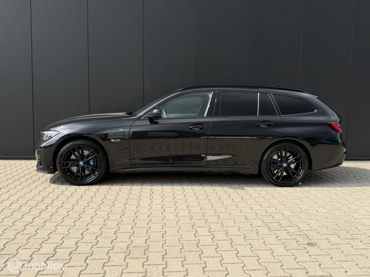 330e Touring xDrive M-pakket/Laser/Pano/Trekhaak/ACC/19 inch
