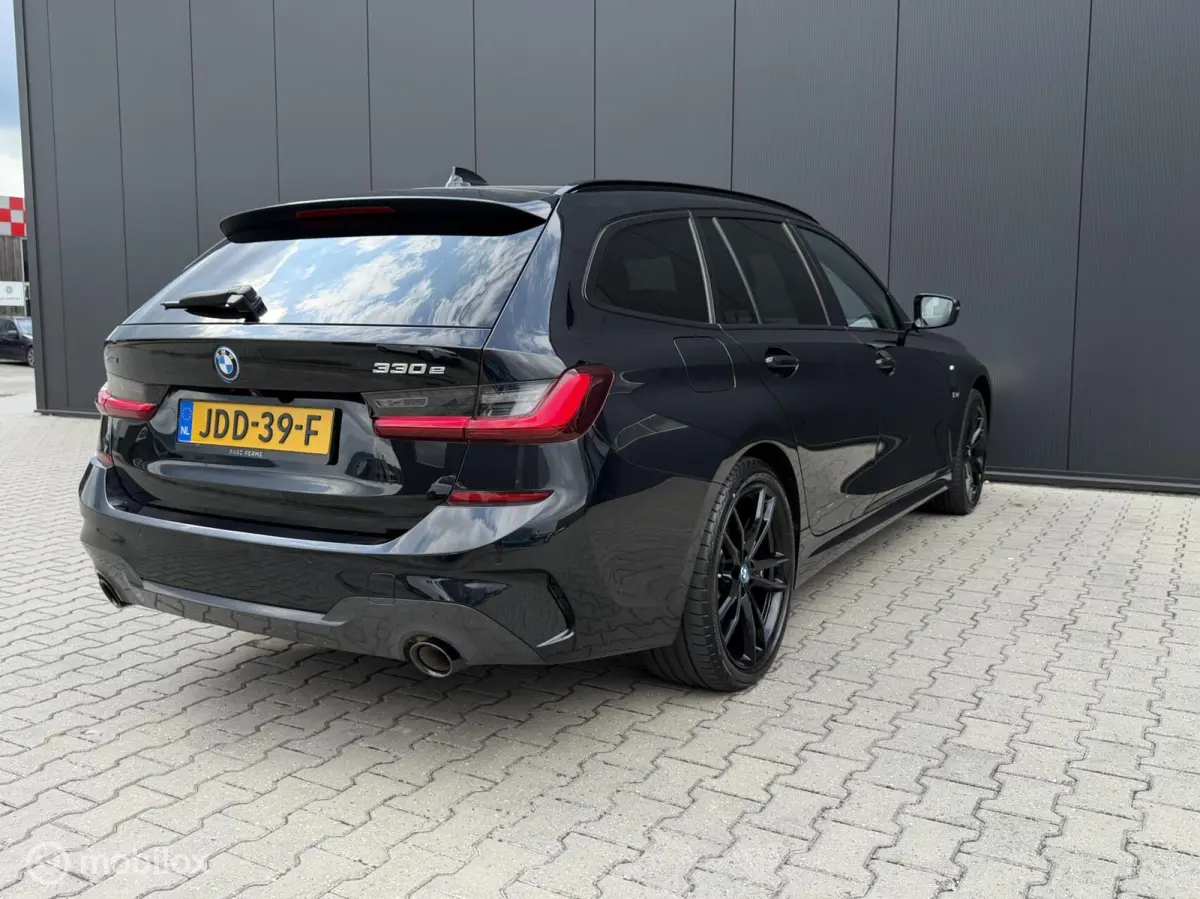 330e Touring xDrive M-pakket/Laser/Pano/Trekhaak/ACC/19 inch