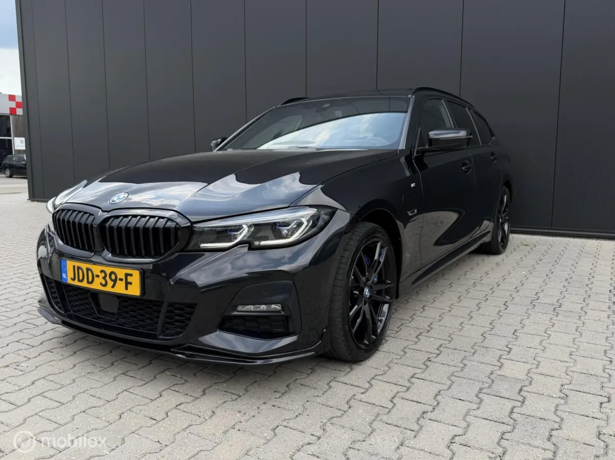 330e Touring xDrive M-pakket/Laser/Pano/Trekhaak/ACC/19 inch