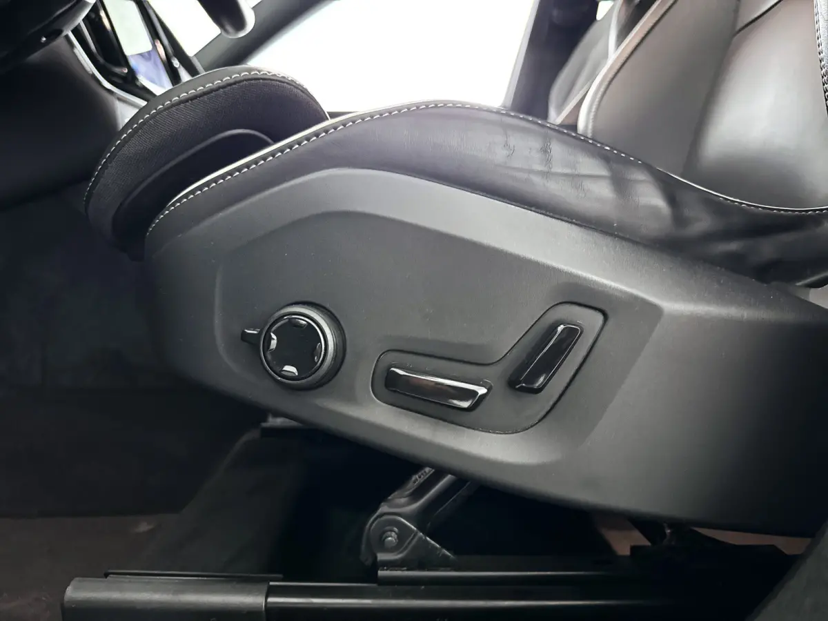 T8 Plug-in hybrid AWD Ultra Black Edition | Panoramadak | 360° camera | Luchtvering | Head-up display | Harman Kardon | Stoel- en Stuurverwarming | Trekhaak