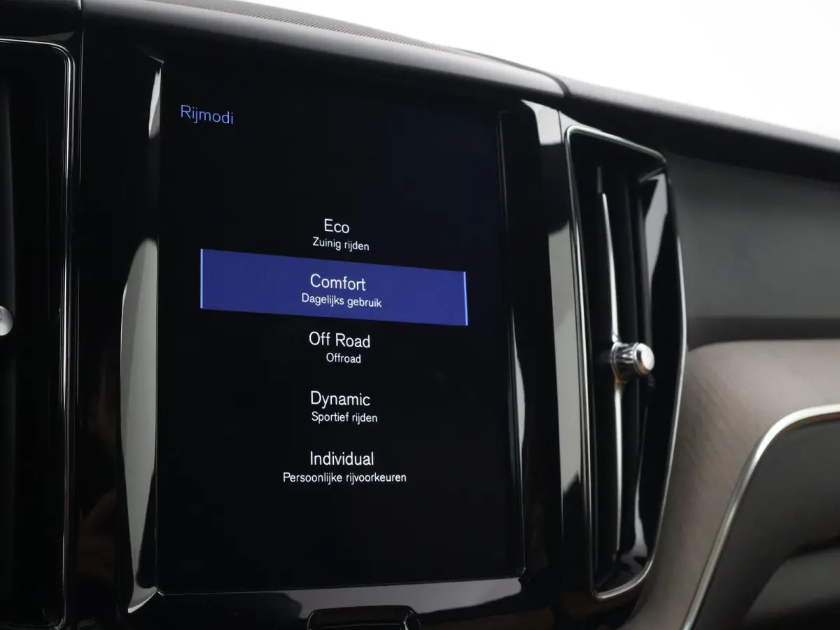 2.0 D4 AWD 190 PK INSCRIPTION + WEGKL. TREKHAAK | PANORAMA | CAMERA | STOELVERW. | CARPLAY