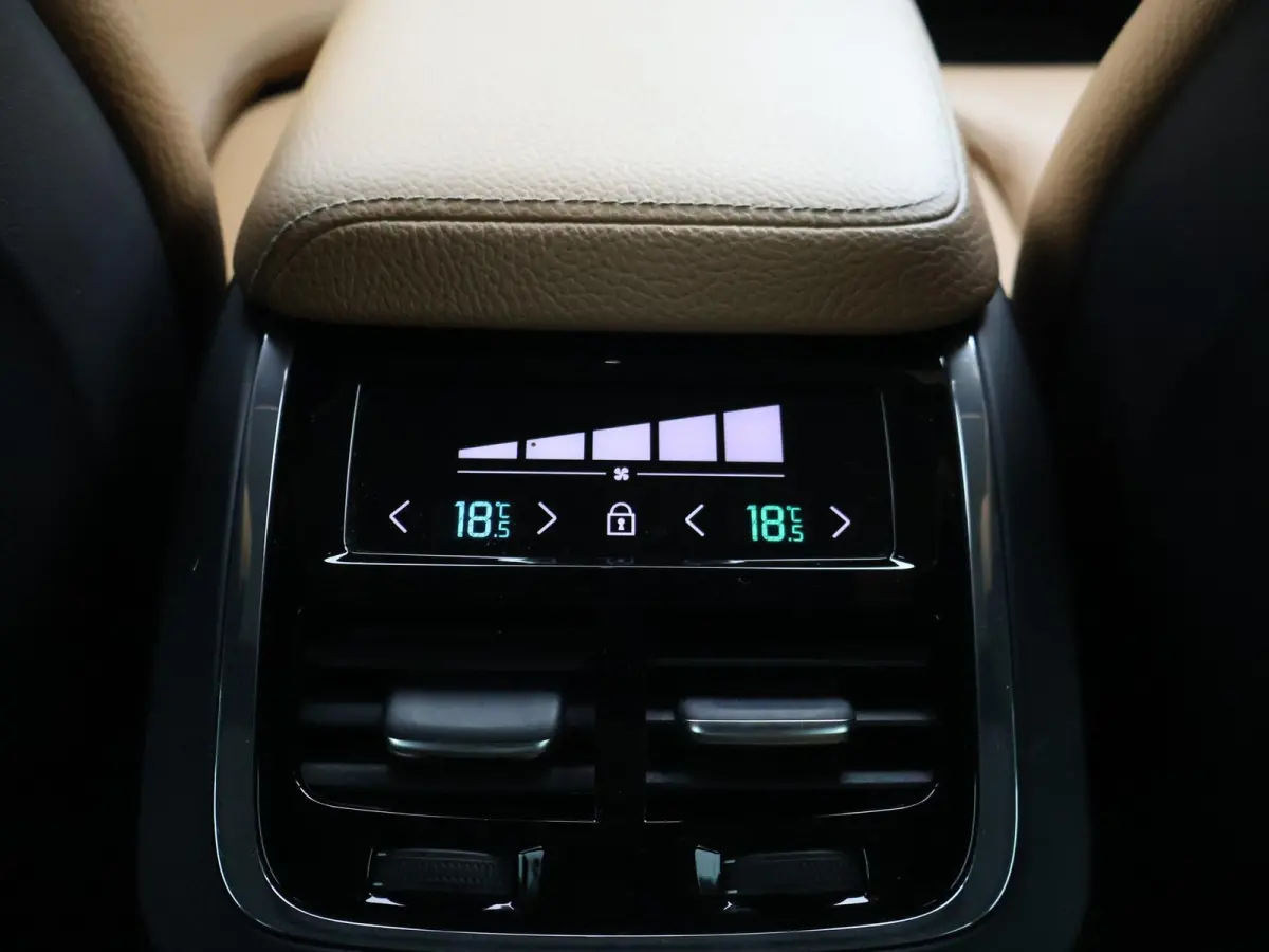 2.0 D4 AWD 190 PK INSCRIPTION + WEGKL. TREKHAAK | PANORAMA | CAMERA | STOELVERW. | CARPLAY