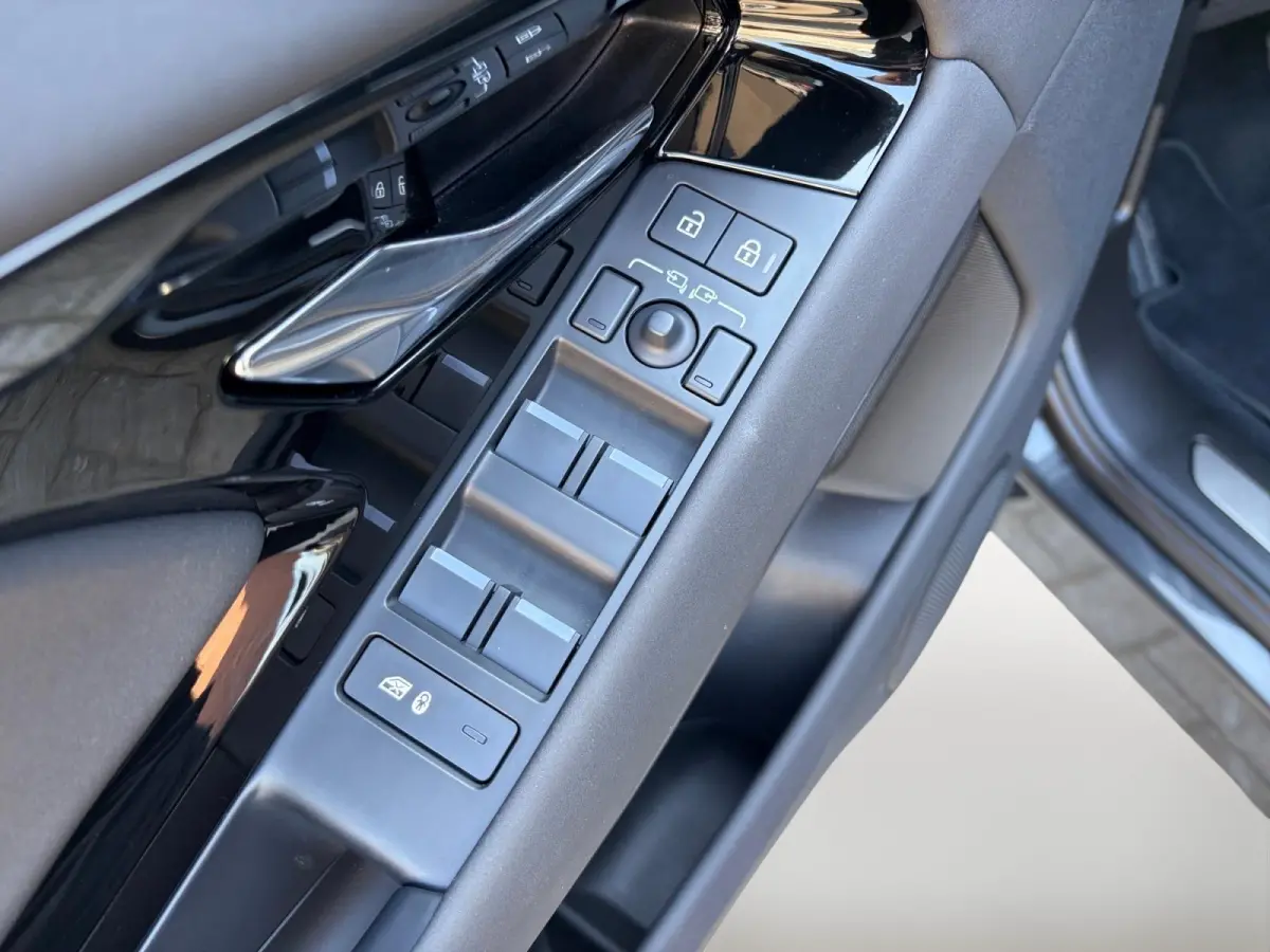 1.5 P270e PHEV AWD SE Dynamic Edition | Black Pack | Keramische coating | Panoramadak | Meridian audio-installatie | Elektrisch verstelbare stoelen incl. geheugenfunctie | 3D camera | Apple/
