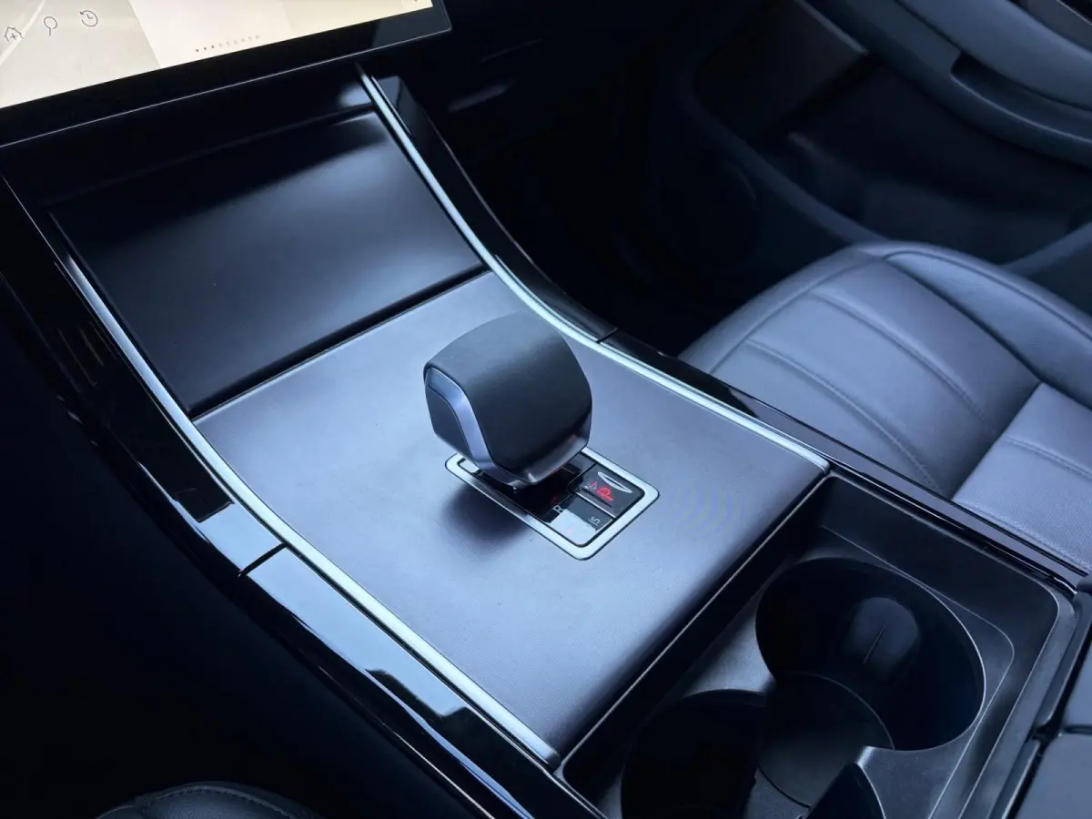 1.5 P270e PHEV AWD SE Dynamic Edition | Black Pack | Keramische coating | Panoramadak | Meridian audio-installatie | Elektrisch verstelbare stoelen incl. geheugenfunctie | 3D camera | Apple/