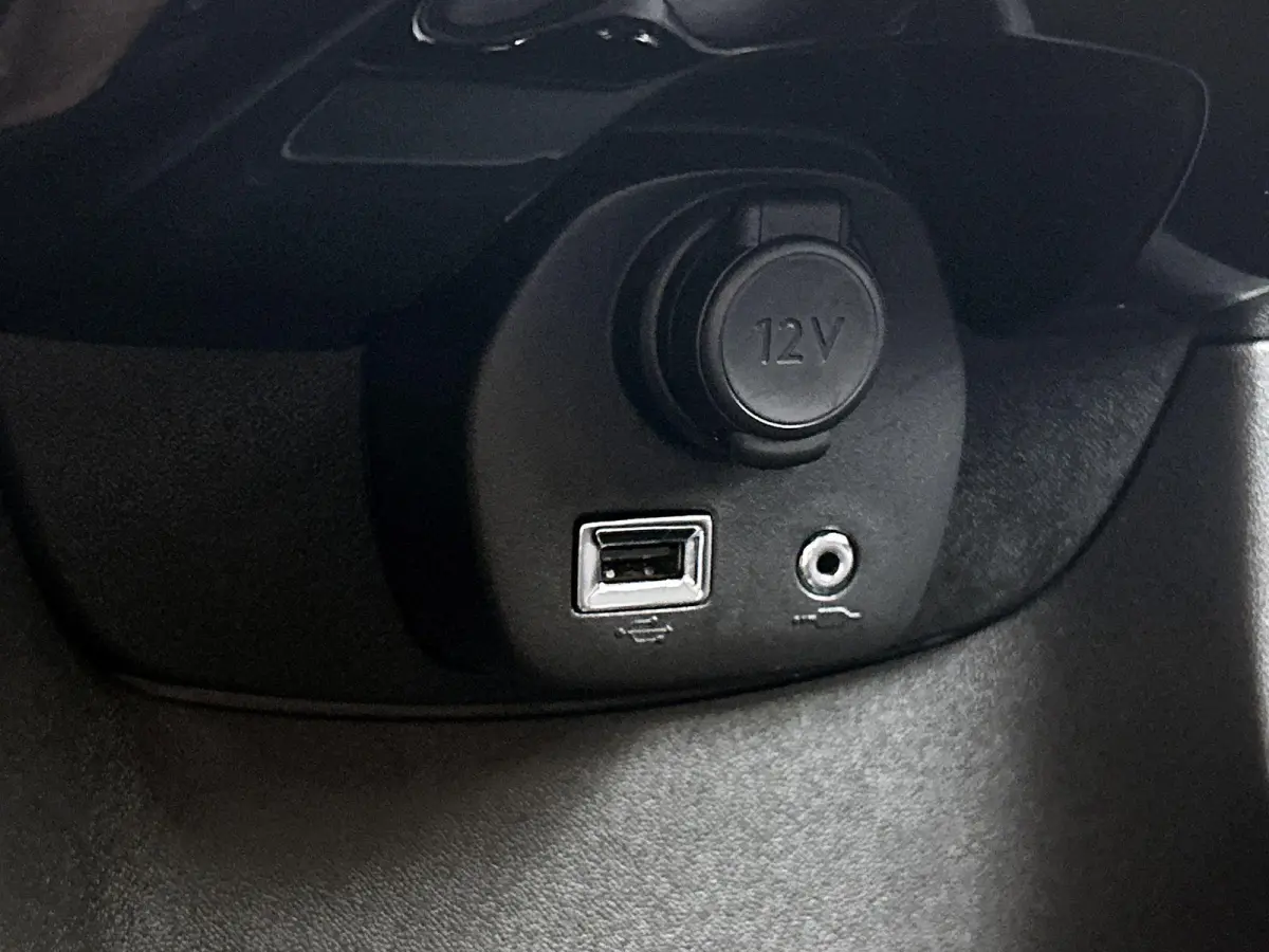 1.0 VTi Feel 72 PK | Airco | Camera | Privacy glass | DAB | Apple carplay | Android auto |
