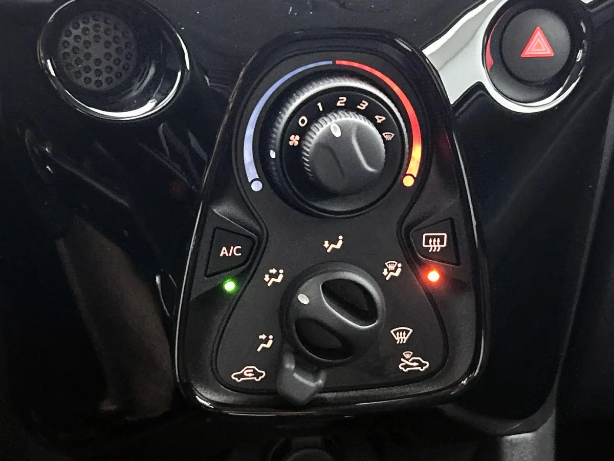 1.0 VTi Feel 72 PK | Airco | Camera | Privacy glass | DAB | Apple carplay | Android auto |