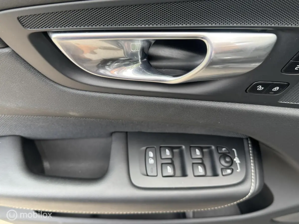 2.0 T6 Plug-in hybrid AWD Plus Dark