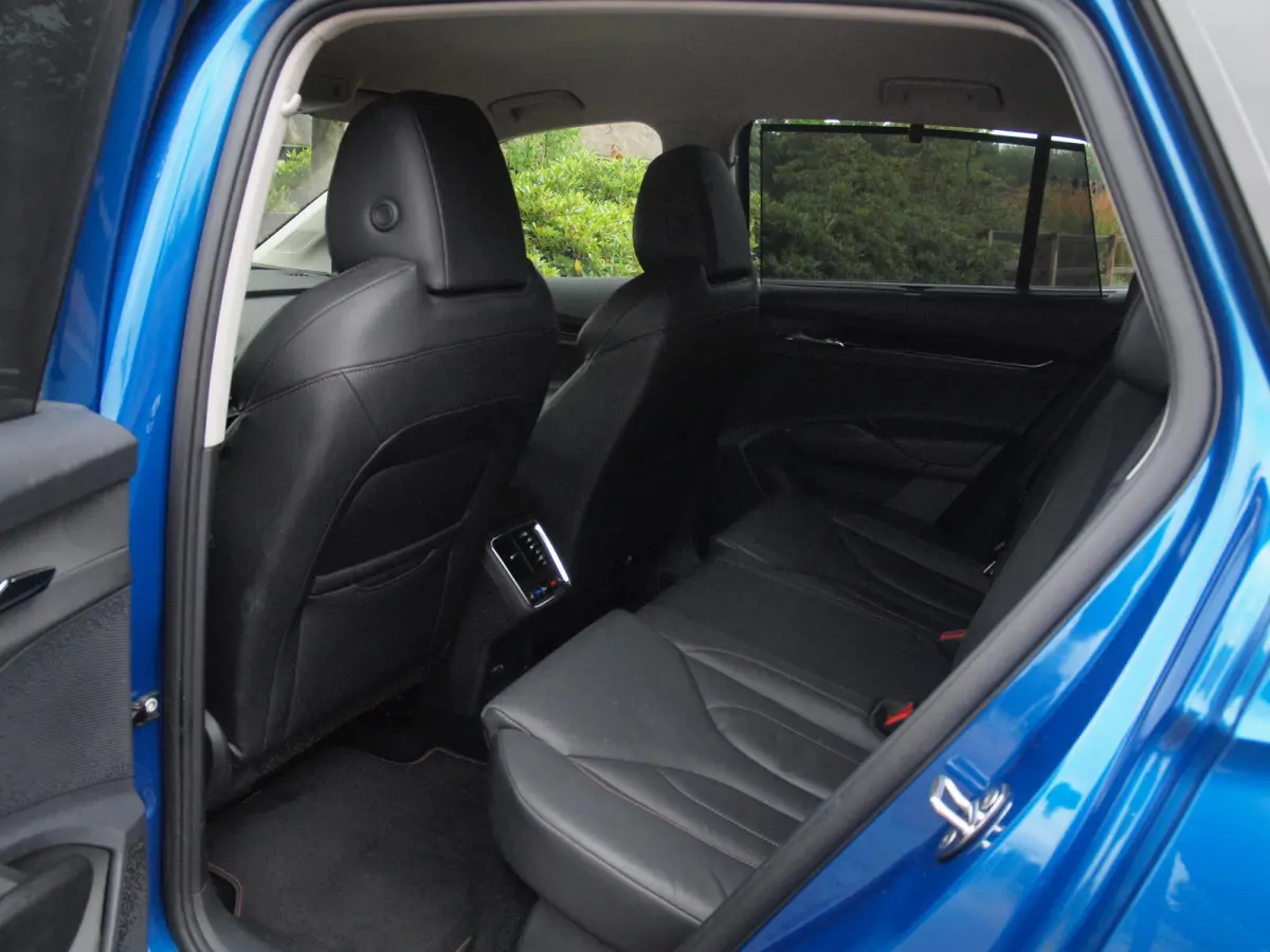 80 First Edition | Camera | Trekhaak | Leer | Warmtepomp | Sfeerverlichting | Apple Carplay |