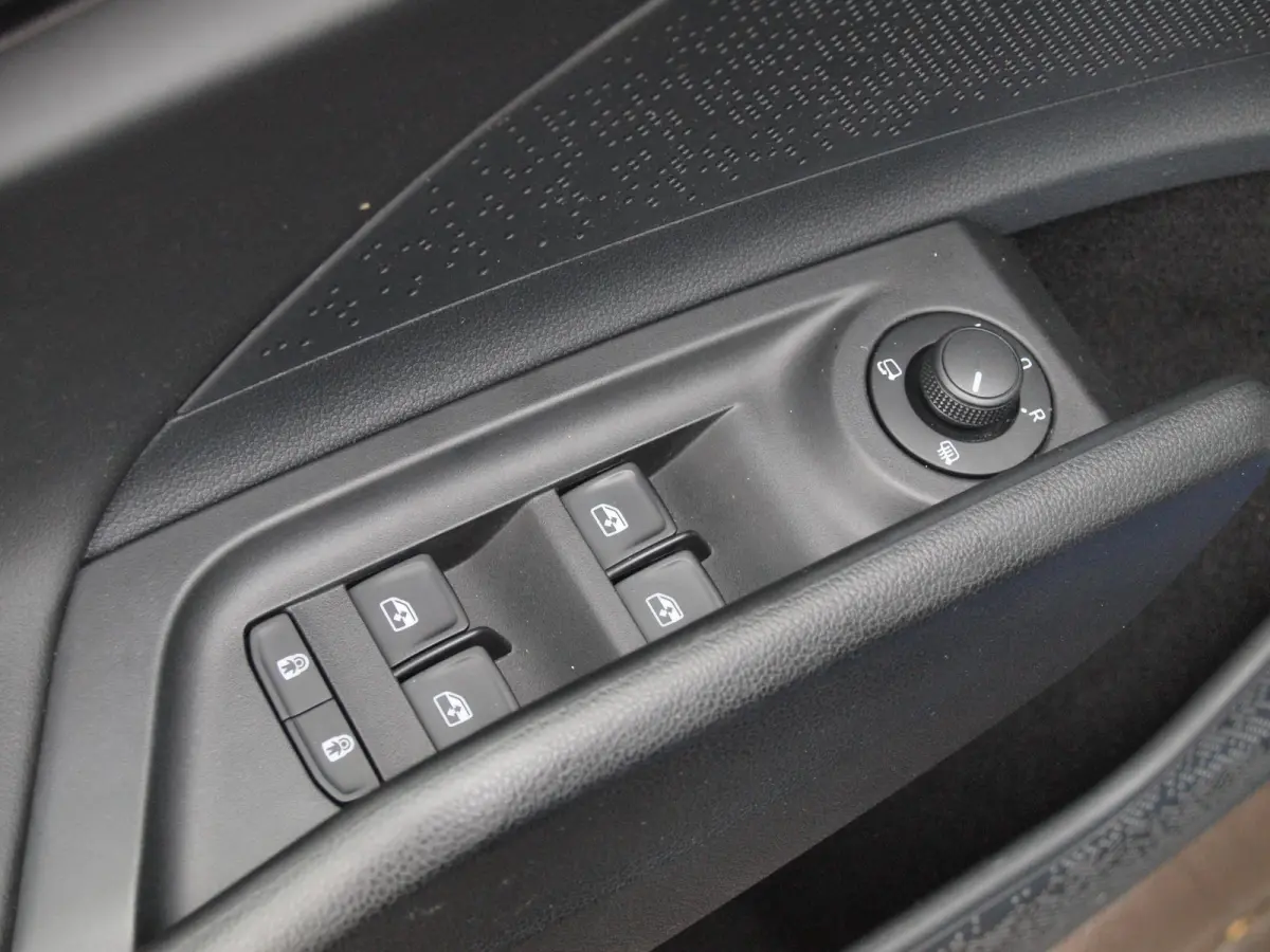80 First Edition | Camera | Trekhaak | Leer | Warmtepomp | Sfeerverlichting | Apple Carplay |