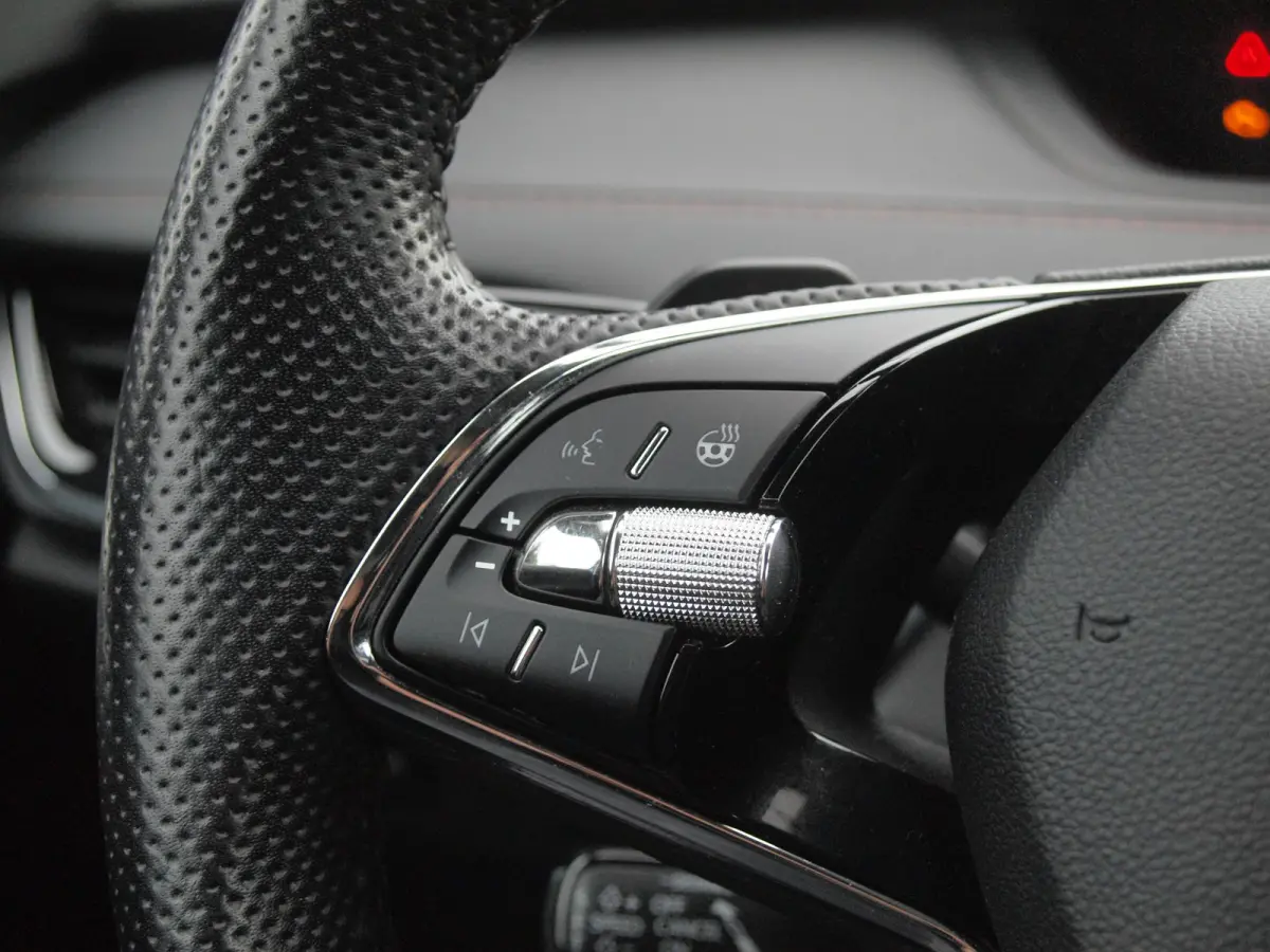 80 First Edition | Camera | Trekhaak | Leer | Warmtepomp | Sfeerverlichting | Apple Carplay |