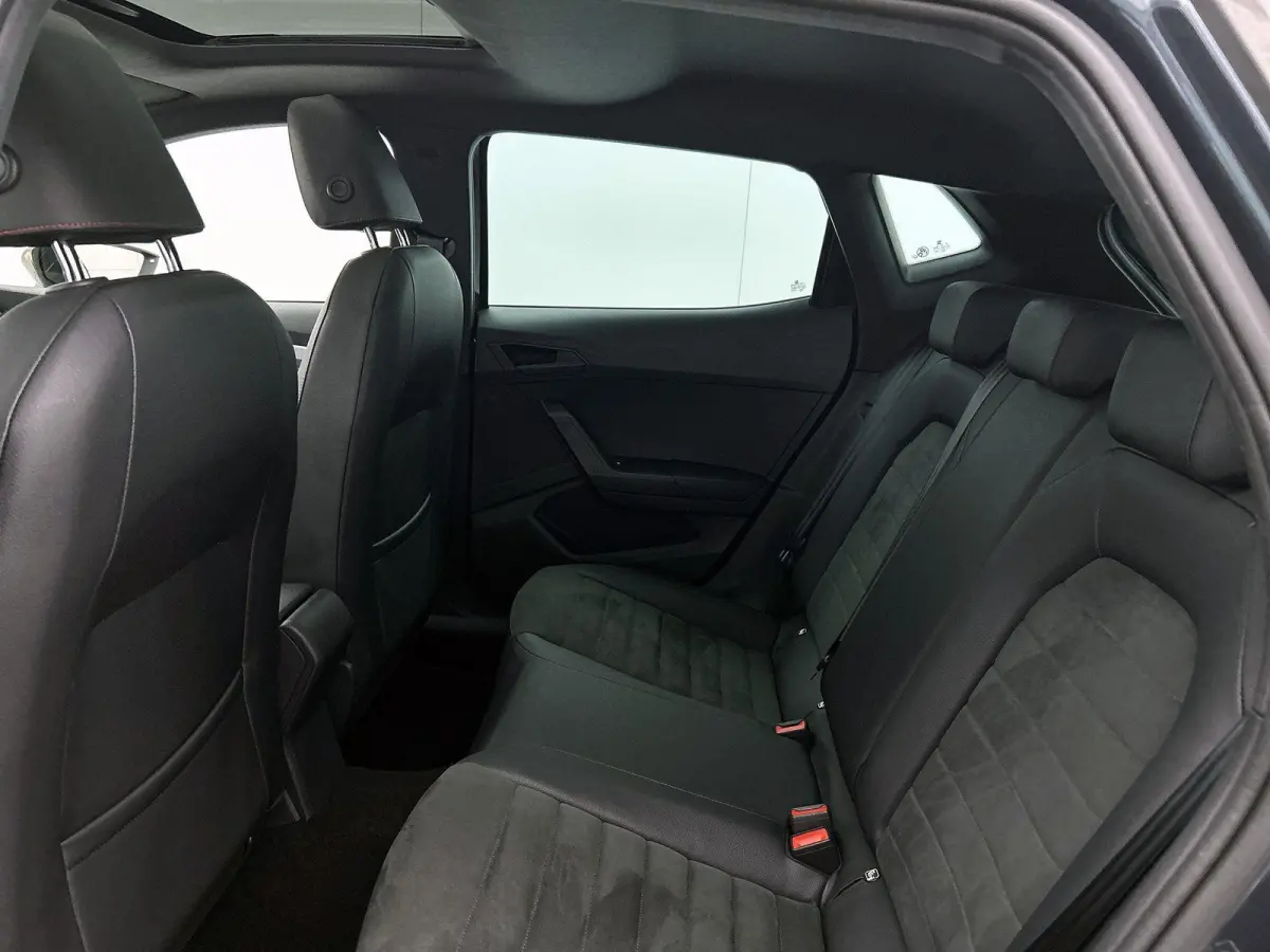 1.0 TSI FR Business Intense 116 PK | Navigatie | Climate Control | Apple Carplay | Stoelverwarming | Achteruitrijcamera | Parkeersensoren | Panoramadak |